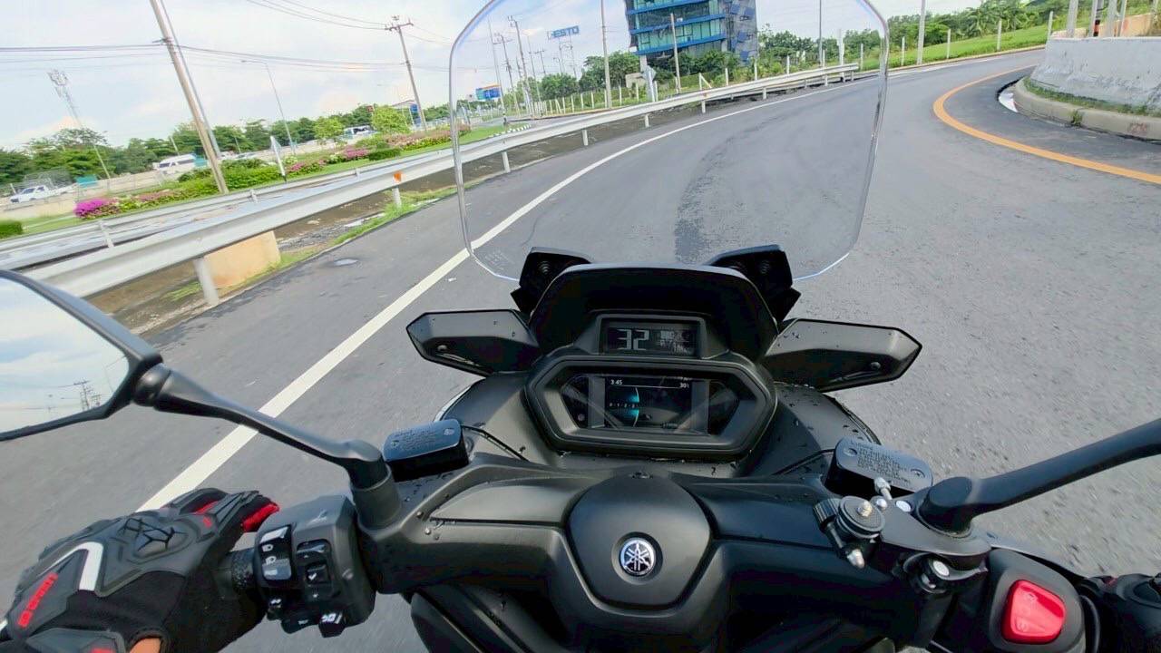 NEW XMAX CONNECTED… Follow the MAX